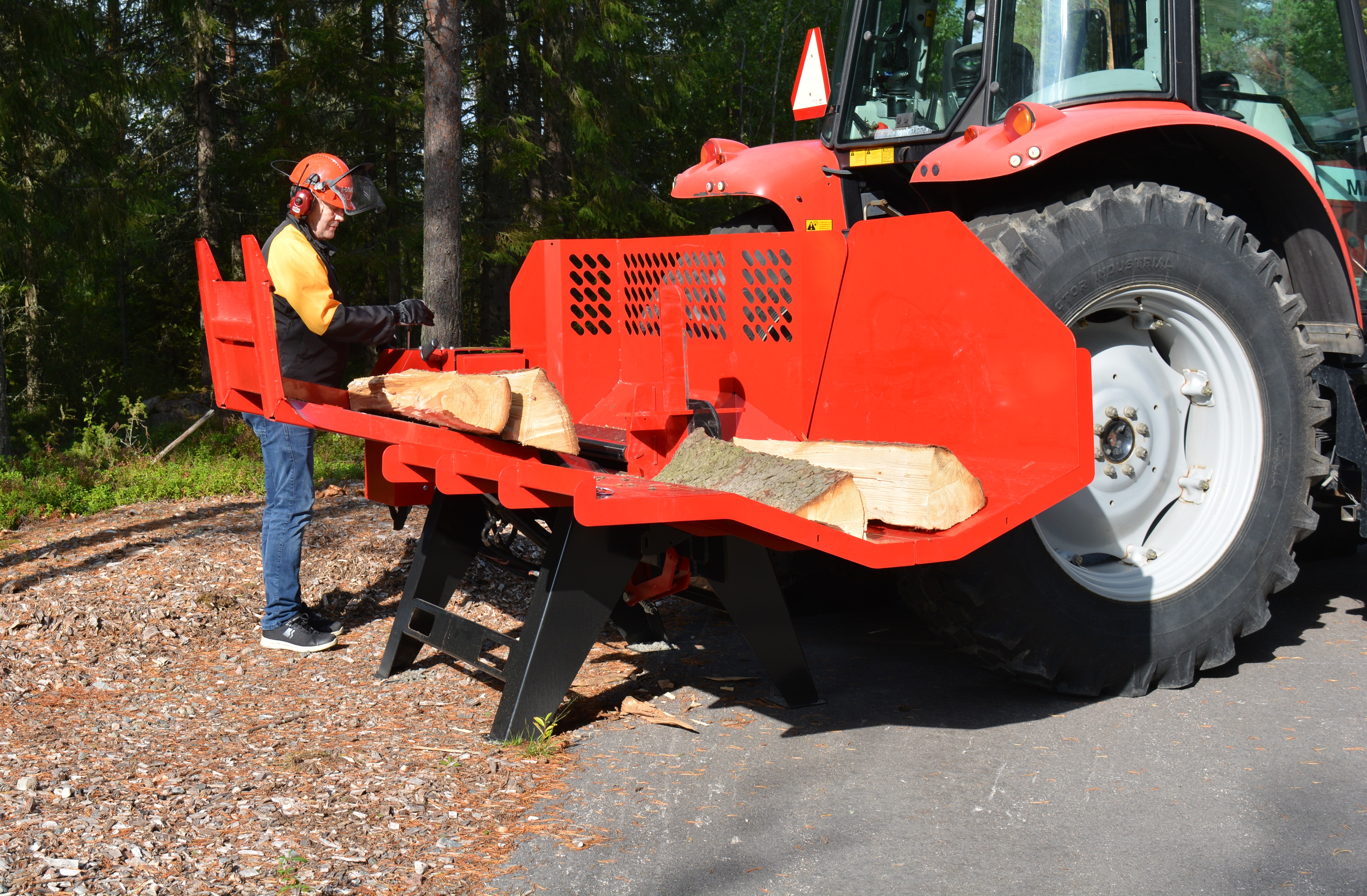 Hakki Pilke HH 110 halkomakone käytössä. Hakki Pilke HH 110 halkomakone käytössä.