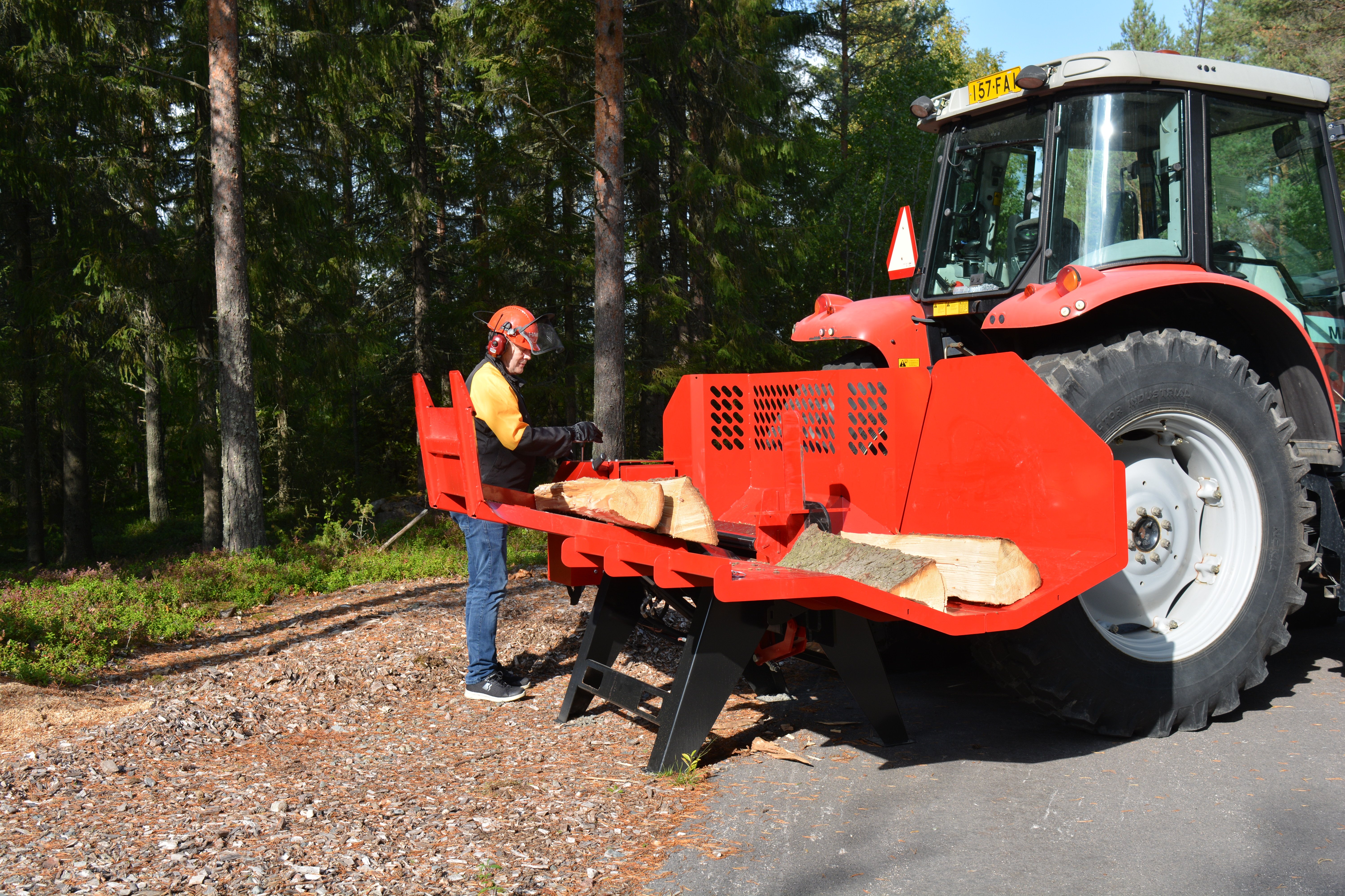 Hakki Pilke HH 110 Log Splitter in use. Hakki Pilke HH 110 Log Splitter in use.
