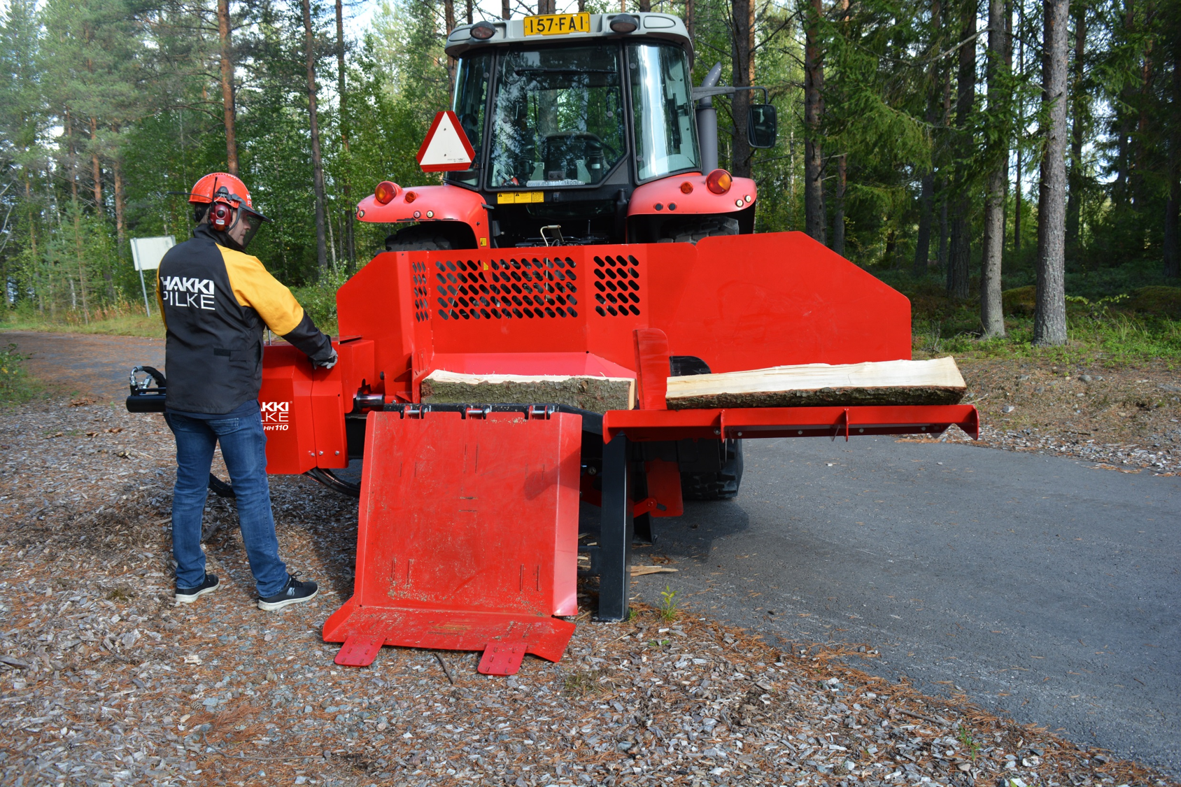 Hakki Pilke HH 110 halkomakone käytössä metsän laidalla.