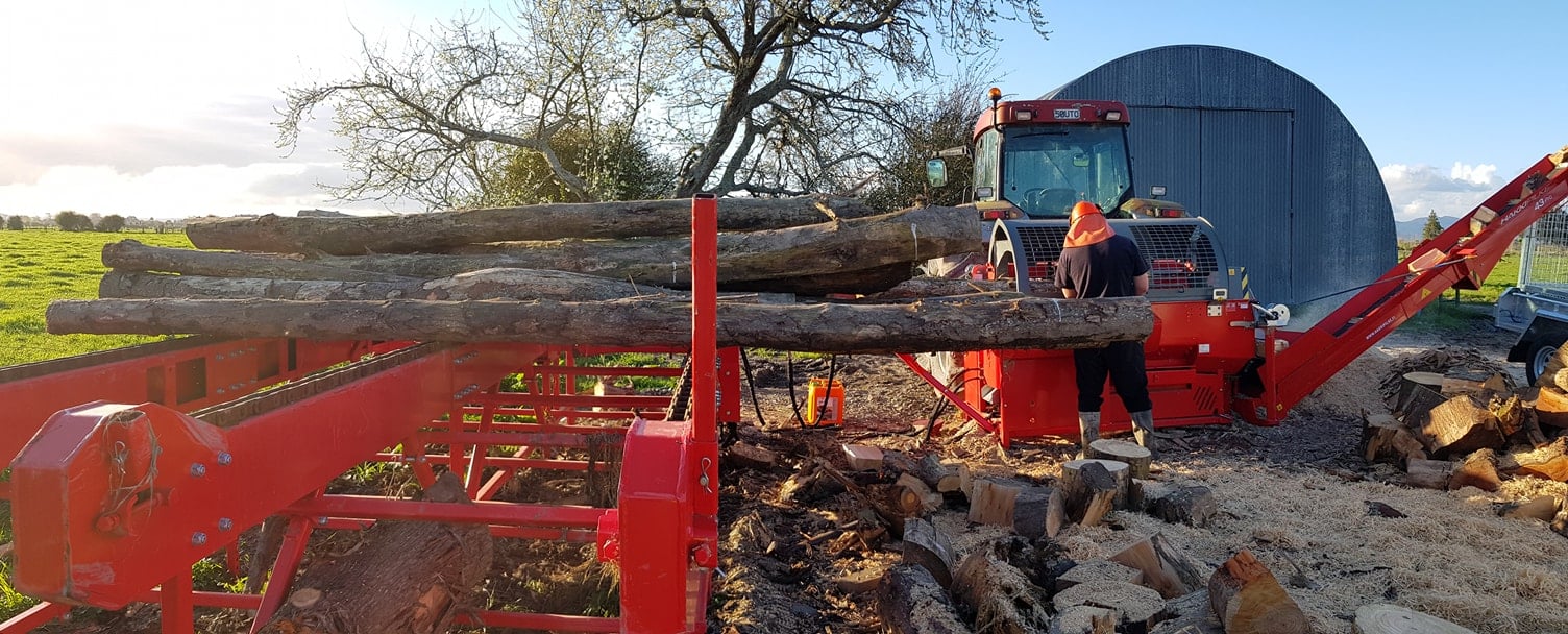 Splintas Hakki Pilke firewood processor in use.