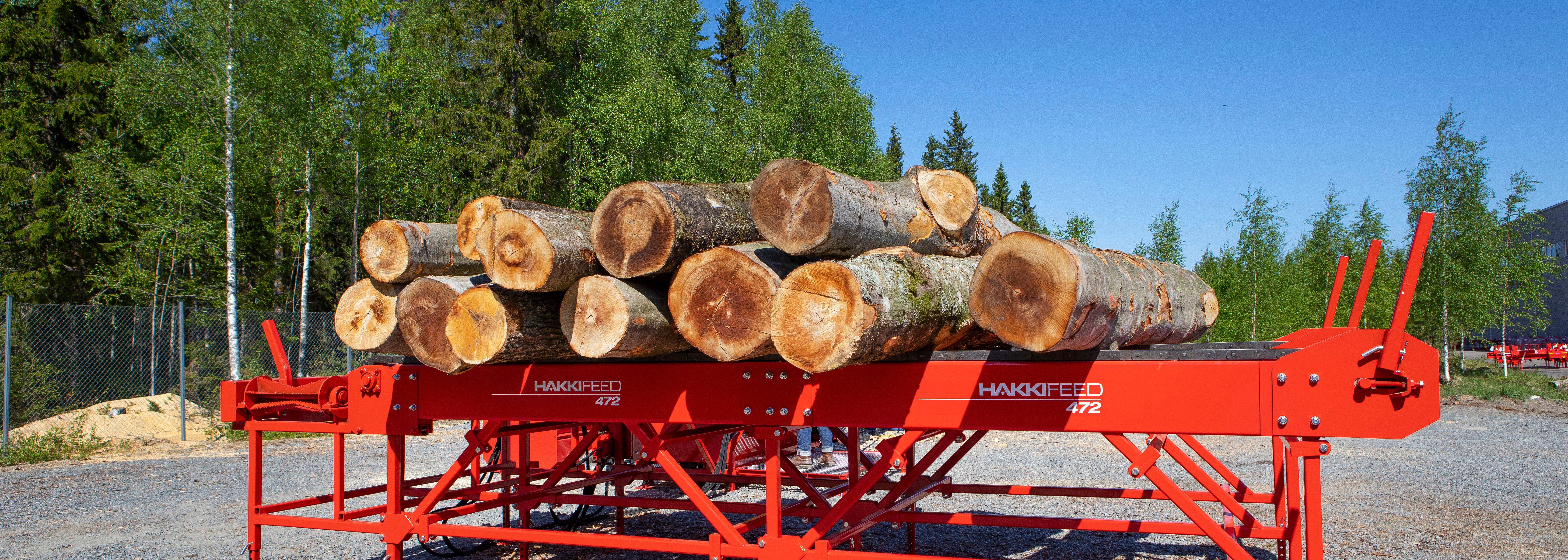 Tukkipöytä mahdollistaa tehokkaan polttopuiden käsittelyn. Tukkipöytä mahdollistaa tehokkaan polttopuiden käsittelyn.